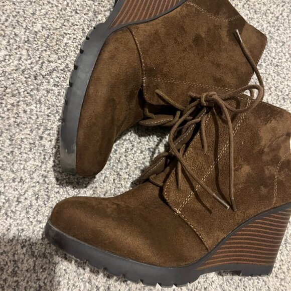 SODA DARK BROWN SUEDE WEDGE BOOTIES SZ 8.5 M - Picture 3 of 6